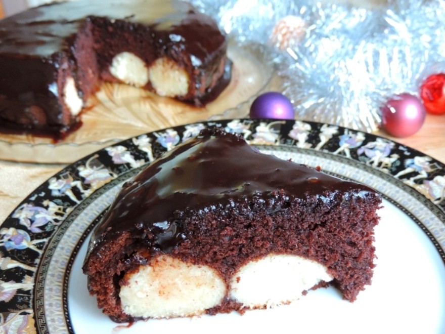 Рецепт: Шоколадный пирог с шариками из творога