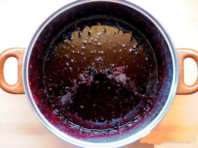 5_Jam_from_a_black_currant