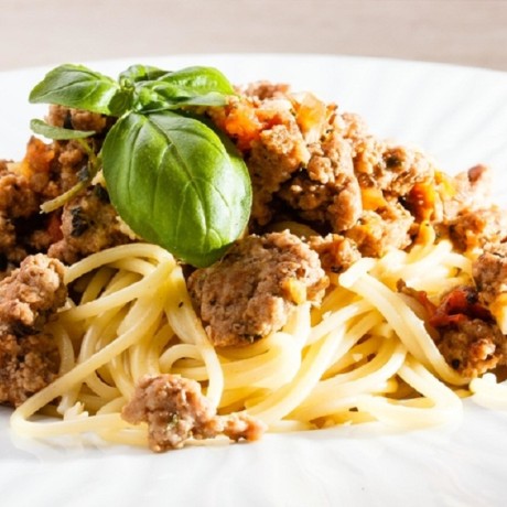 Спагетти с мясом и орехами