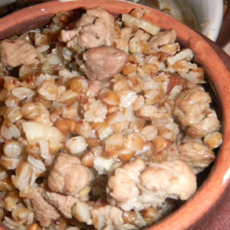 Гречневая каша со свининой, приготовленная в горшочке