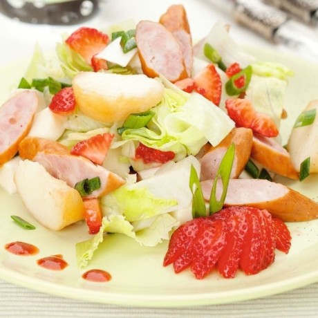 Салат с колбасками, клубникой, персиками и моцареллой
