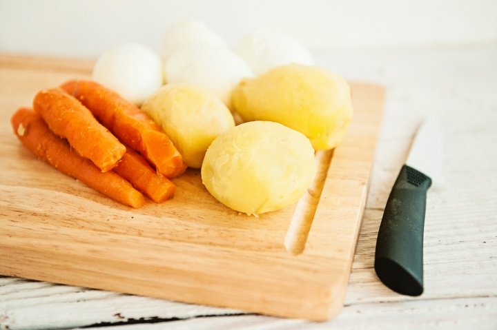 Отварить-морковь-картофель-и-яйца.-Остудить-отваренные-продукты-и-очистить-их