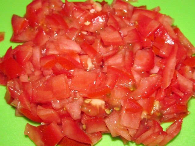 melko-narezannye-pomidory